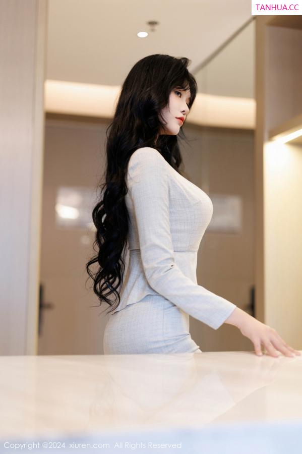 小娜比  [XiuRen]高清写真图 2024.11.05 No.9398 娜比 丝袜短裙第21张图片